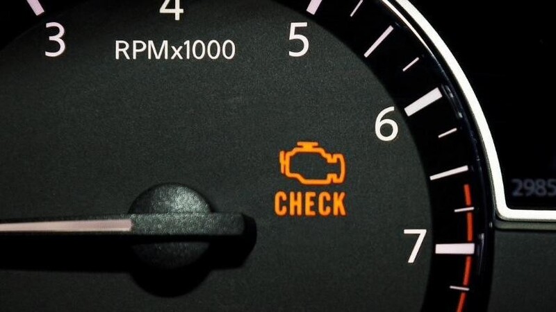 Какво означава check engine лампата при кола под наем от CarRent?